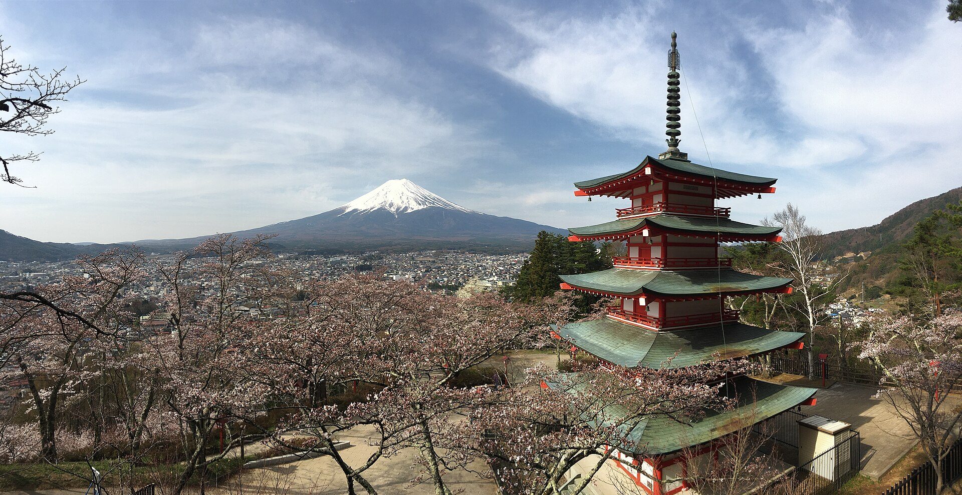 Pagode Chureito diante do Monte Fuji com cerejeiras em flor, no Japão